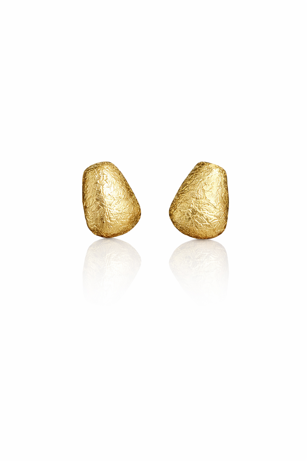 Rita Harb in the "GRAVÍTA EARRINGS"